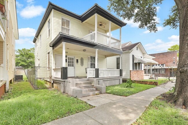Building Photo - ANNUAL Furnished 2/1 rental in Downtown Sa...