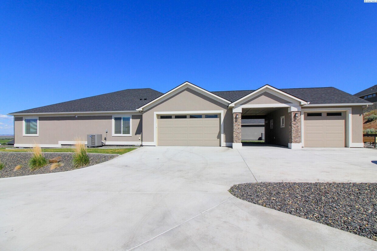 Primary Photo - 3 Bed/ 2.5 Bath + an Office Home in West R...
