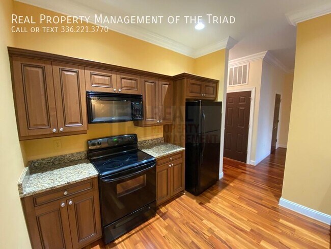 Foto del edificio - *AVAILABLE SOON* Posh Downtown Greensboro ...