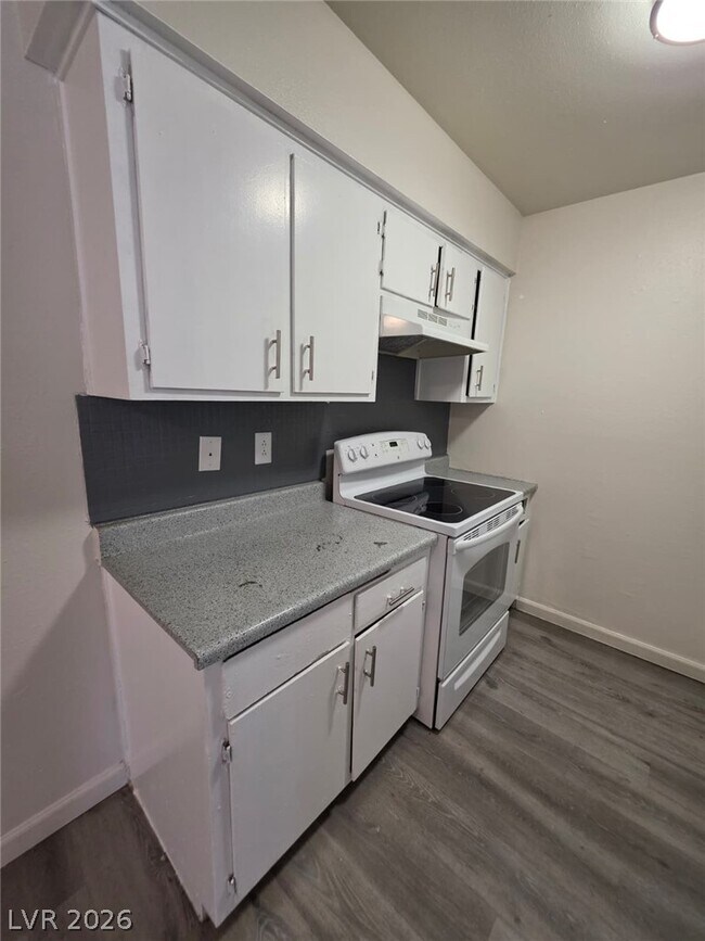 Building Photo - 1121 E Desert Inn Rd