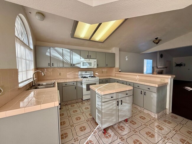 Foto del edificio - 3/BD 2/BA Single-Story Corner Lot Home wit...