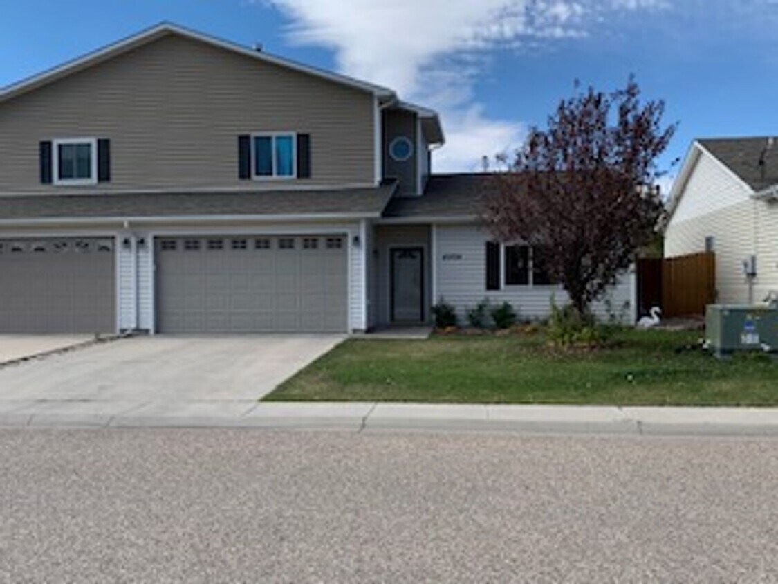 Primary Photo - 3 bedroom 2 1/2 bath Townhouse that Has it...