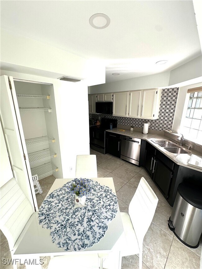 Foto del edificio - 9828 Luna Cir