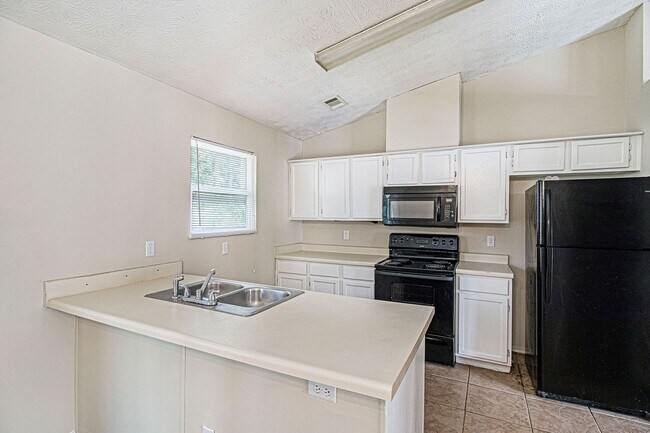 Building Photo - 4 Bedroom 3 Bath Home