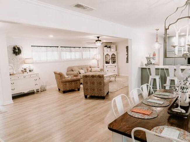 Building Photo - Large 4 bedroom in Brookwood with a pool!