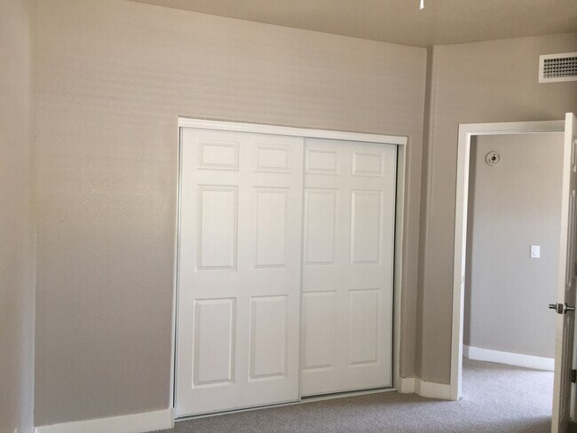 Building Photo - GREAT CONDO NEAR FREEWAY ACCESS!