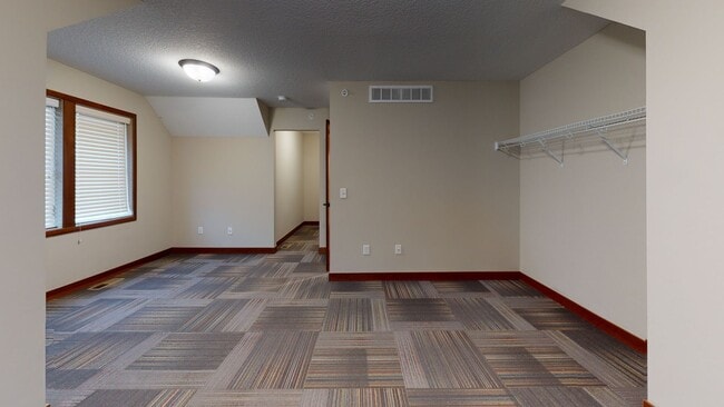 Building Photo - 915 7th St SE