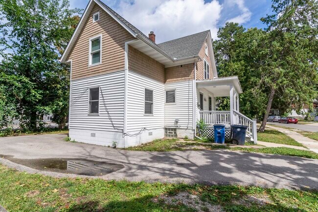 Building Photo - 831 Brookwood Pl