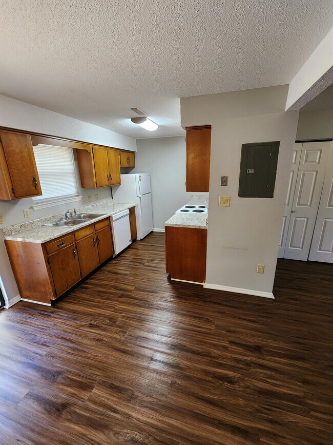 Building Photo - 3355 Idlewild Dr