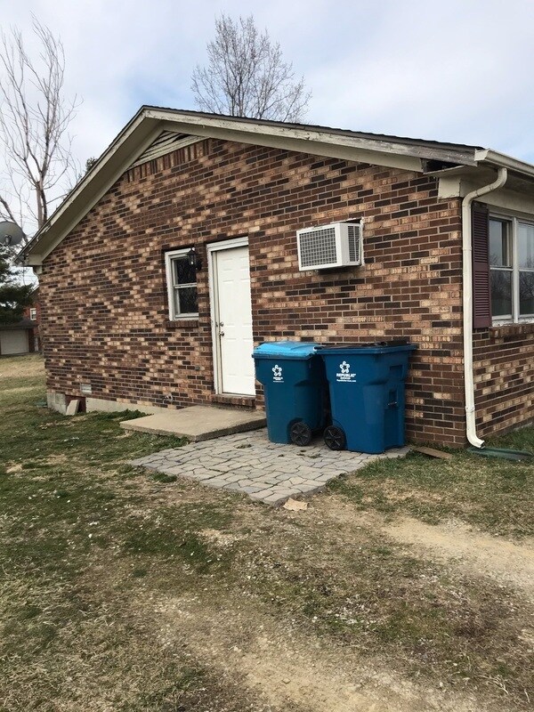 Building Photo - 100 Lilly Dr