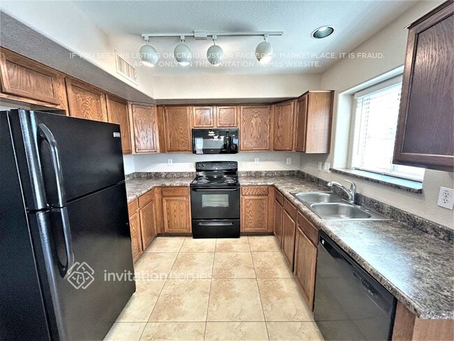 Building Photo - 16585 W Latham St