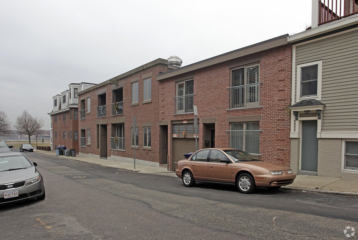 Building Photo - 1-11 Hamlin St