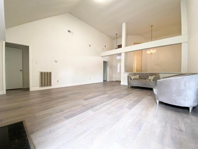 Building Photo - 13507 Pasa Robles Ln