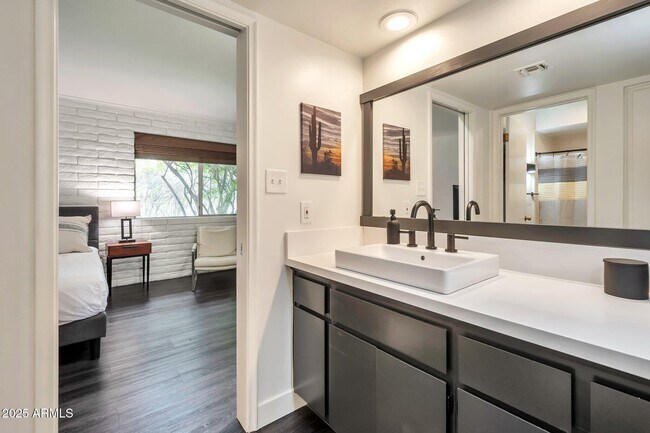 Building Photo - 2115 E Balboa Dr