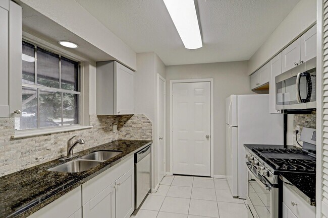 Building Photo - 2403 Tinechester Dr