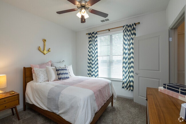 2BR, 2BA - 1,095SF - Bedroom - Valrico Station