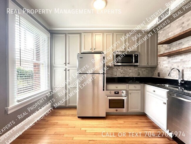 Foto del edificio - Stunning 1BR/1BA Condo in the Heart of Cha...