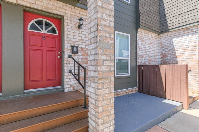 Foto del edificio - 5922 Fairdale Ln