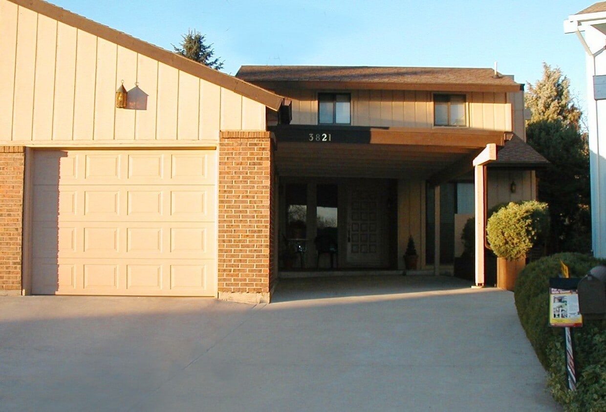 Primary Photo - Spacious 3bed/2.5 bath Duplex in Boulder