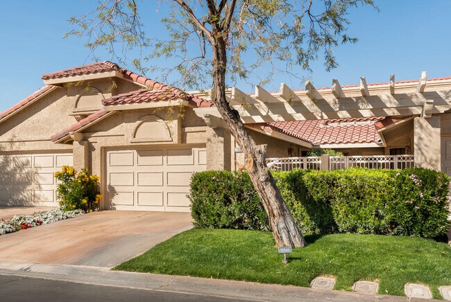 Building Photo - 77888 Woodhaven Dr N