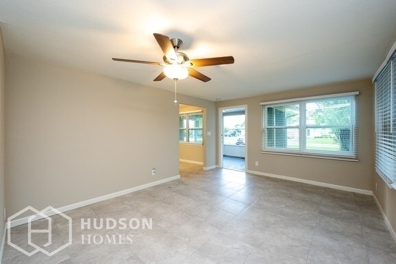 Foto del edificio - 563 103rd Ave N