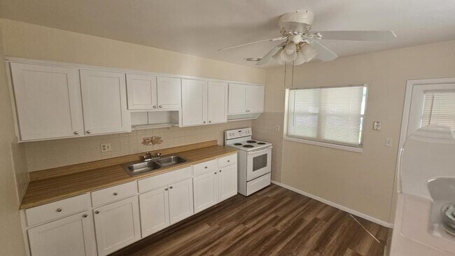 Building Photo - 644 Wisteria Dr