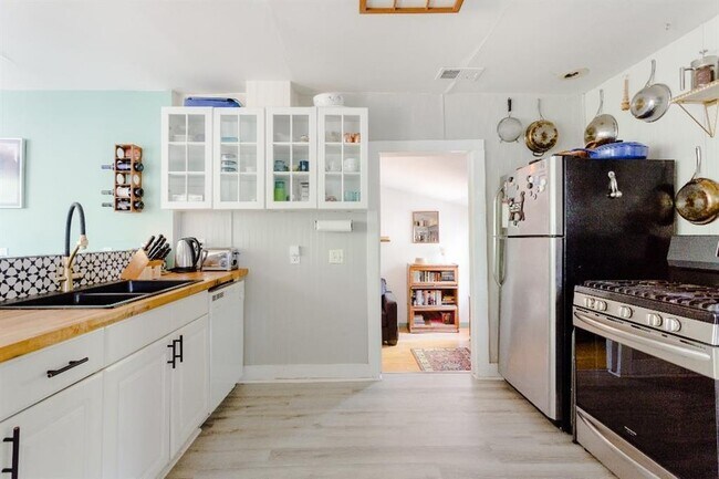 Foto del edificio - 3506 Clarkson Ave