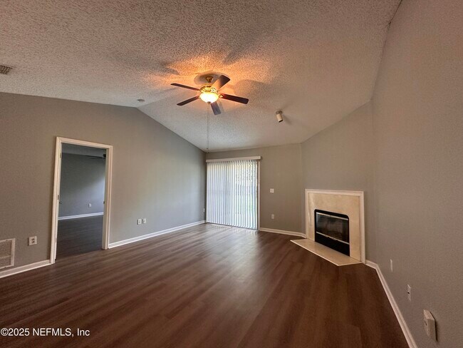 Foto del edificio - 3860 Hideaway Lane