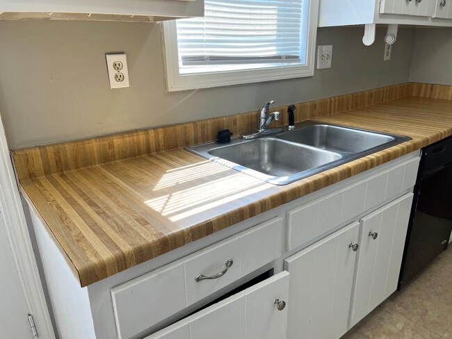 Foto del edificio - 6959 Tulip Trail Dr