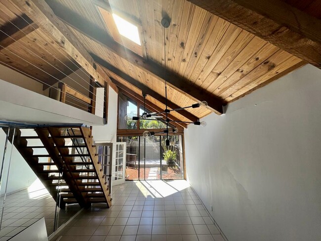 Building Photo - 459 N University Dr