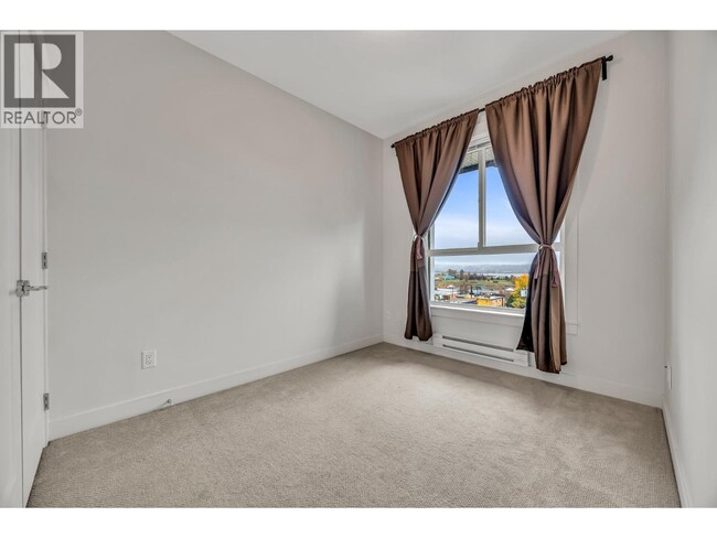 Building Photo - 827 Roderick Ave