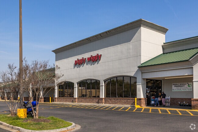 Ladson Piggly Wiggly is convenient grocery spot.