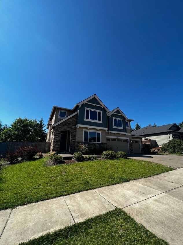 Foto principal - Beautiful Eugene 4-bed 3-bath 4100 sq. foo...