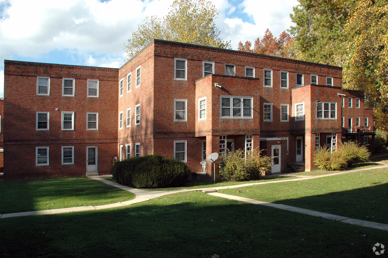 Primary Photo - Hollywood Court Apartments