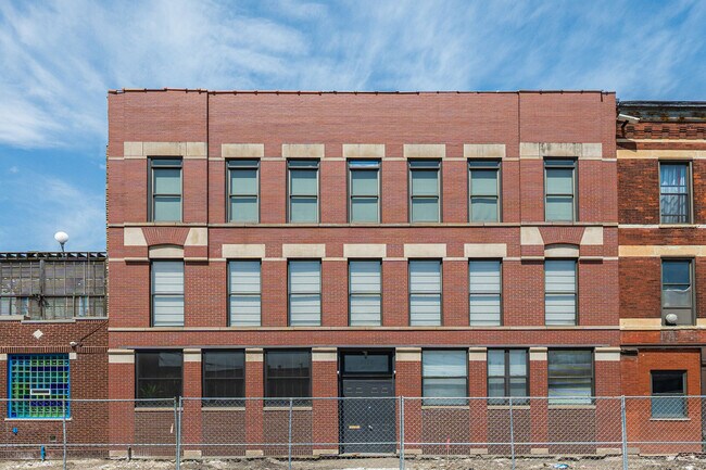 Foto del edificio - 2120 W Grand Ave