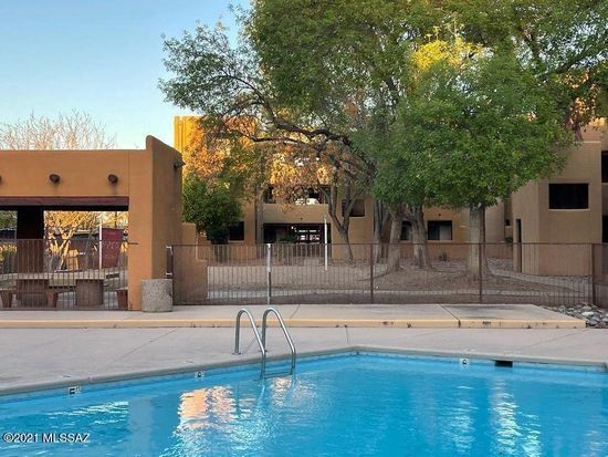 Pool area close to unit - 1810 E Blacklidge Dr