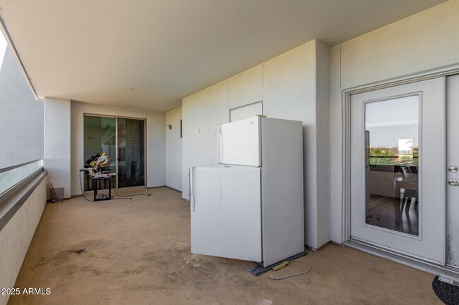 Building Photo - 945 E Playa Del Norte Dr