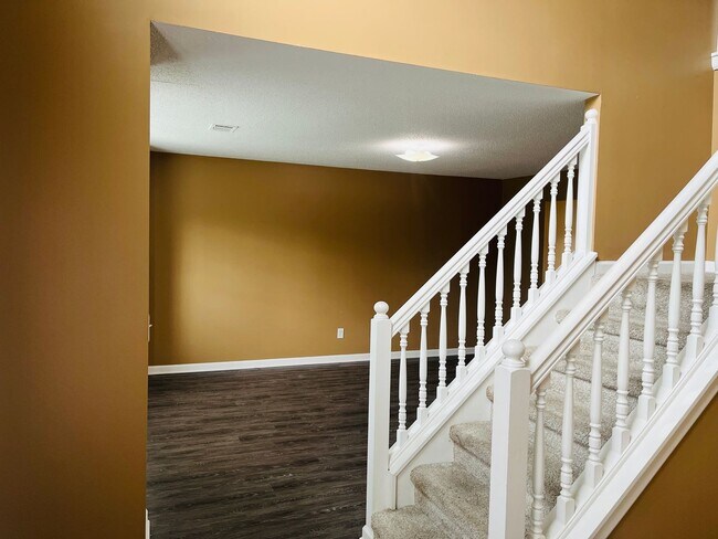 Building Photo - Welcome home to this stunning 5 bedroom 3 ...