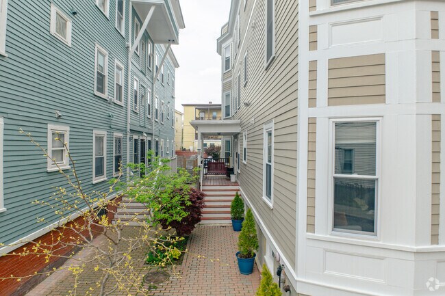 Entrada al edificio - 81 Pine St