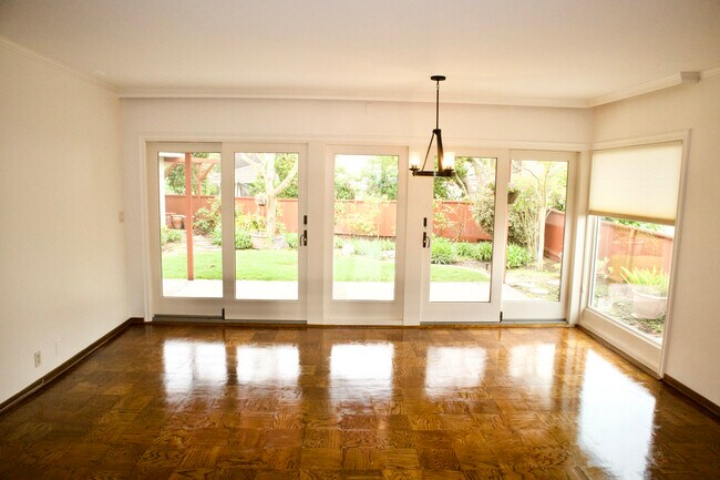 Foto del edificio - 6044 Mossbank Dr