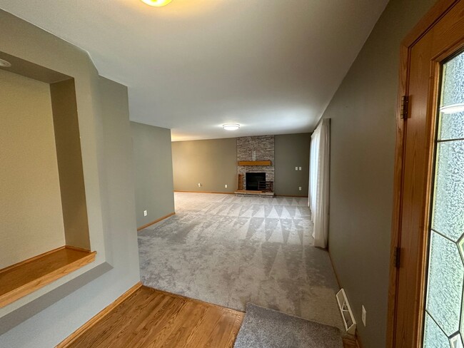 Foto del edificio - Huge 3BR/3BA house on Madison's West Side!