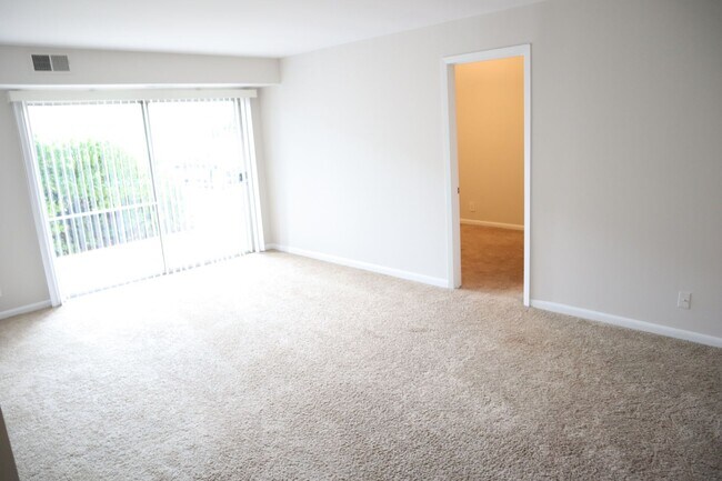 Foto del edificio - Spacious Ground Floor Condo in Silver Spring