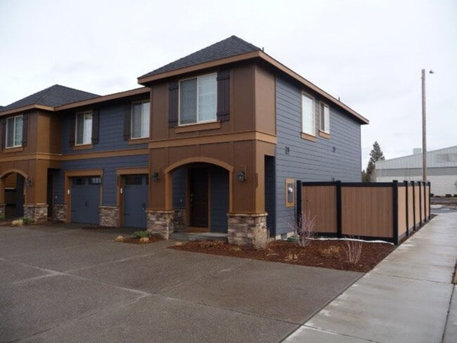 Building Photo - NW Bend 3 Bed/2.5 Bath Villa - Schaeffer D...