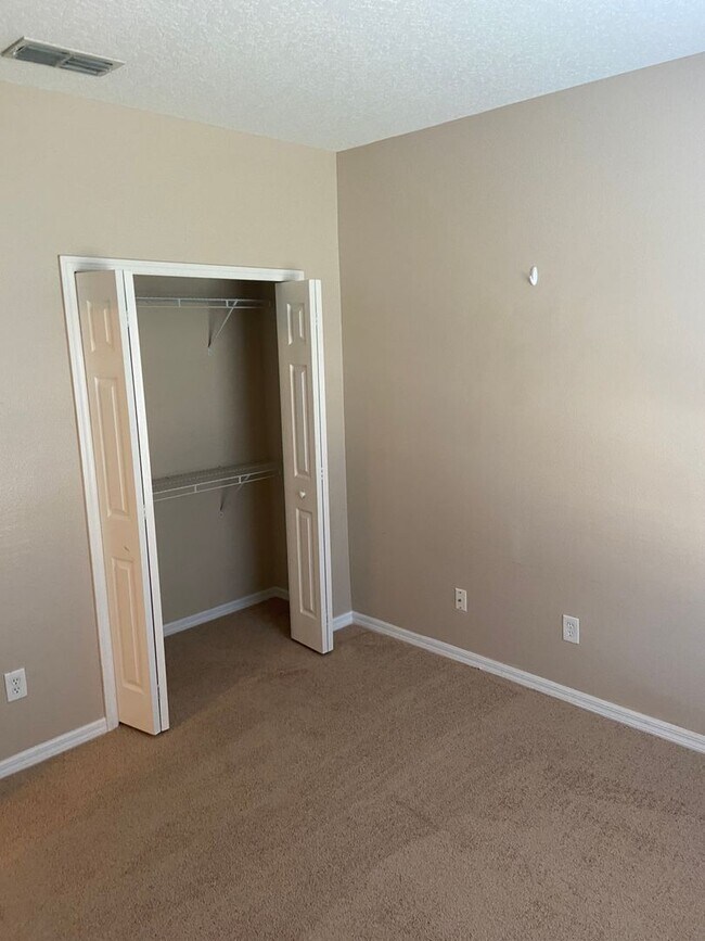 Building Photo - 4Bdrm 2Bath 1 Car Garage -- Gated Communit...