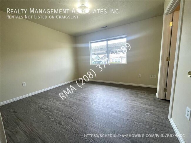 Building Photo - Beautiful, single level 3-bedroom, 2-bath ...