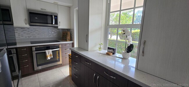 Foto del edificio - 3300 N Palm Aire Dr