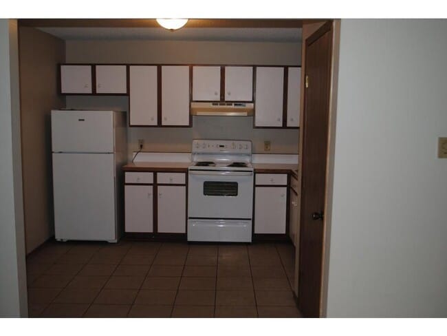 Building Photo - 1600 Aspen Dr