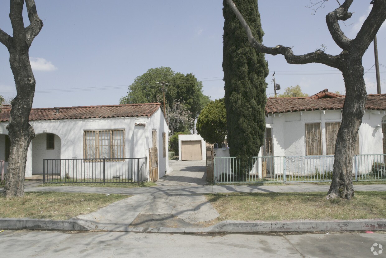 Foto principal - 3231-3233 Century Blvd