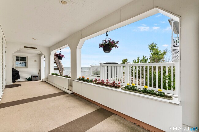 Foto del edificio - 62 Cosey Beach Ave