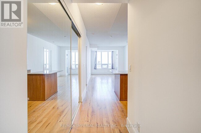Building Photo - 330-2330 Burnhamthorpe Rd W